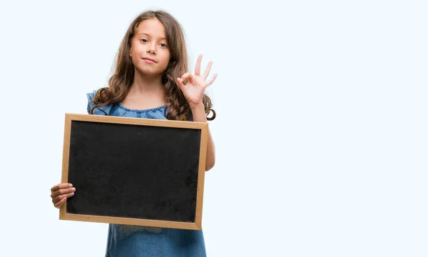 Esmer Latin Kız Parmak Mükemmel Sembolü Ile Işareti Yapıyor Blackboard — Stok fotoğraf