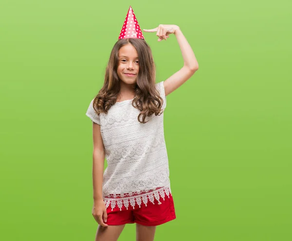 Menina Hispânica Morena Usando Chapéu Aniversário Muito Feliz Apontando Com — Fotografia de Stock