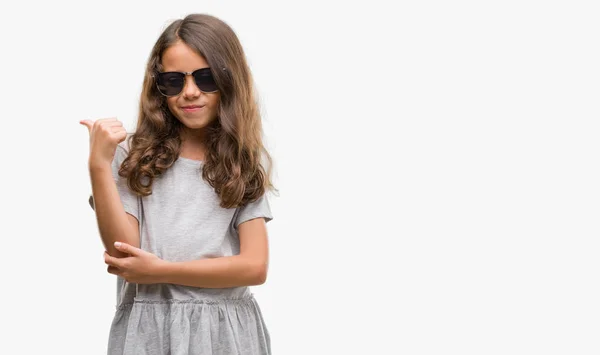 Morena Chica Hispana Con Gafas Sol Sonriendo Con Cara Feliz —  Fotos de Stock