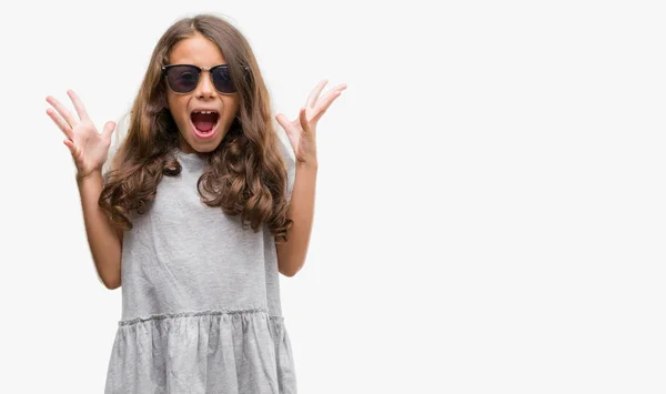 Έθεσε Μελαχρινή Κορίτσι Ισπανόφωνος Φορώντας Γυαλιά Ηλίου Γιορτάζει Τρελό Και — Φωτογραφία Αρχείου