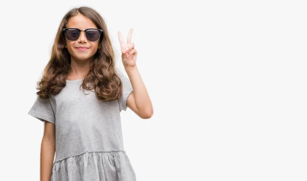 Brünettes Hispanisches Mädchen Mit Sonnenbrille Zeigt Mit Fingern Nummer Zwei — Stockfoto