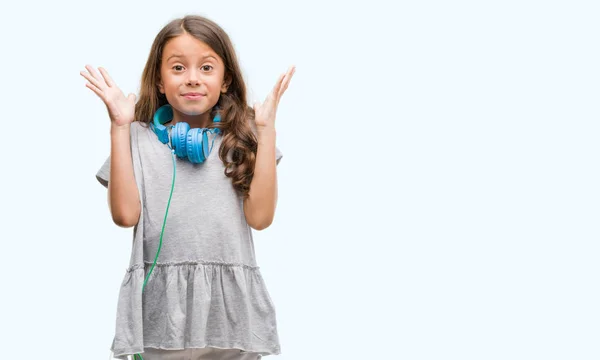 Μελαχρινή Κορίτσι Ισπανόφωνος Φορώντας Ακουστικά Πολύ Χαρούμενος Και Ενθουσιασμένος Νικητής — Φωτογραφία Αρχείου