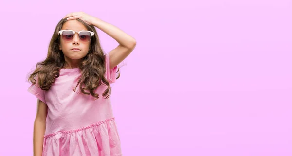 Menina Hispânica Morena Usando Óculos Sol Estressado Com Mão Cabeça — Fotografia de Stock