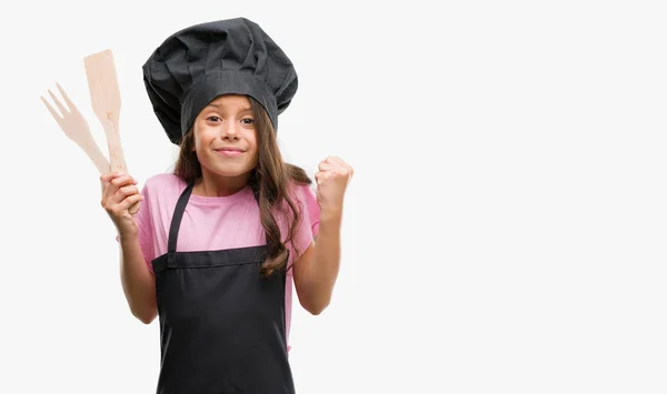 Bruna Ragazza Ispanica Indossa Uniforme Cuoco Urlando Orgoglioso Celebrando Vittoria — Foto Stock