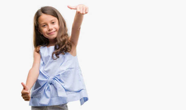 Bruna Ragazza Ispanica Approvare Facendo Gesto Positivo Con Mano Pollici — Foto Stock