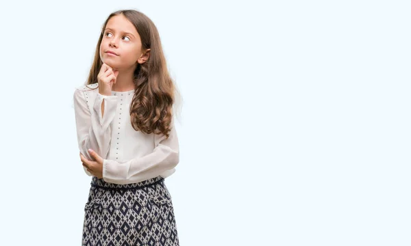 Brünettes Hispanisches Mädchen Mit Der Hand Kinn Die Über Fragen — Stockfoto