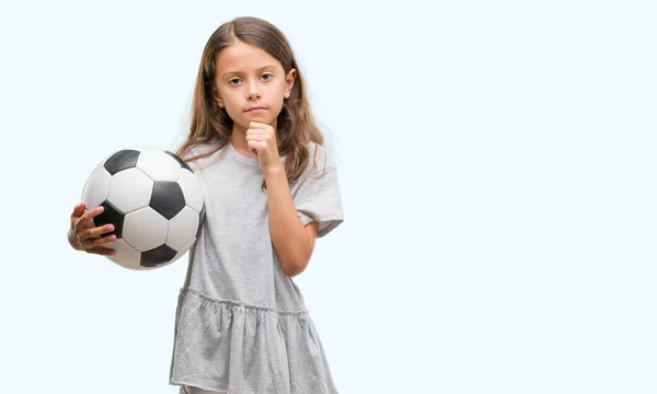 Menina Hispânica Morena Segurando Bola Futebol Futebol Rosto Sério Pensando — Fotografia de Stock