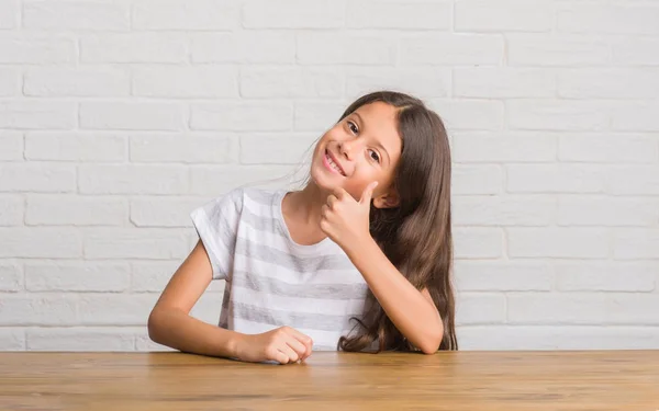 Junge Hispanische Kind Auf Dem Tisch Hause Sitzen Und Glücklich — Stockfoto