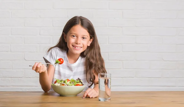 Unga Spansktalande Barn Sitter Bord Äta Hälsosam Sallad Med Ett — Stockfoto