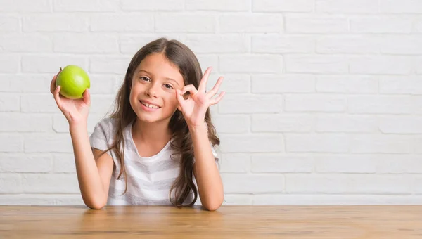 Niño Hispano Joven Sentado Mesa Comiendo Manzana Verde Fresca Haciendo — Foto de Stock