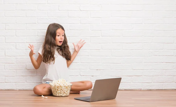 Młodzi Hiszpanie Dziecko Siedząc Podłodze Jeść Popcorn Oglądania Filmu Bardzo — Zdjęcie stockowe