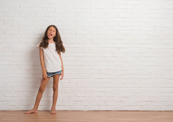 ヒスパニック系の子供の舌を付着白レンガ壁を越えて アウト面白い表現に満足 感情の概念 — ストック写真