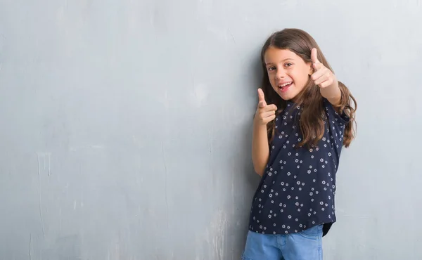 Νεαρό Ισπανόφωνος Παιδί Πάνω Από Grunge Γκρίζο Τοίχο Επισημαίνοντας Δάχτυλα — Φωτογραφία Αρχείου