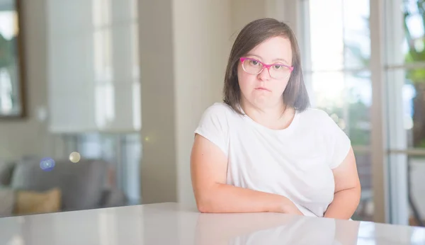 Syndroom Van Vrouw Thuis Met Een Vertrouwen Uitdrukking Slimme Gezicht — Stockfoto