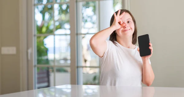 Downs Syndrom Kvinna Hemma Använda Smartphone Med Glada Ansikte Leende — Stockfoto