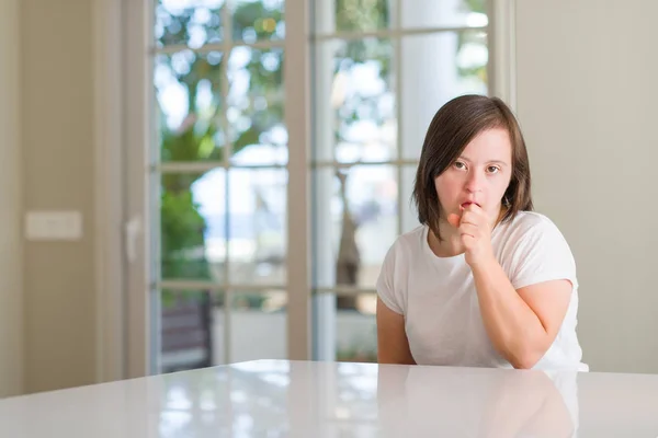 Síndrome Mujer Casa Sintiéndose Mal Tosiendo Como Síntoma Resfriado Bronquitis — Foto de Stock