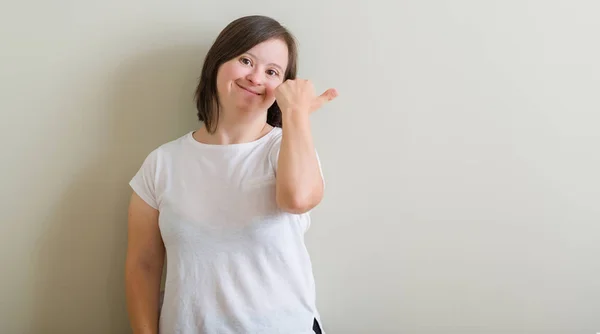 Sindrome Donna Piedi Sopra Muro Sorridente Con Volto Felice Guardando — Foto Stock