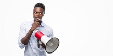 Megafon ciddi bir yüz düşünme hakkında soru, çok karışık fikir tutan genç Afro-Amerikan adam