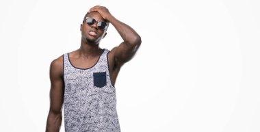 Genç Afro-Amerikan adam kafasına, el ile vurguladı şok utanç ve sürpriz suratla, öfkeli ve sinirli. Korku ve hata için üzgün.