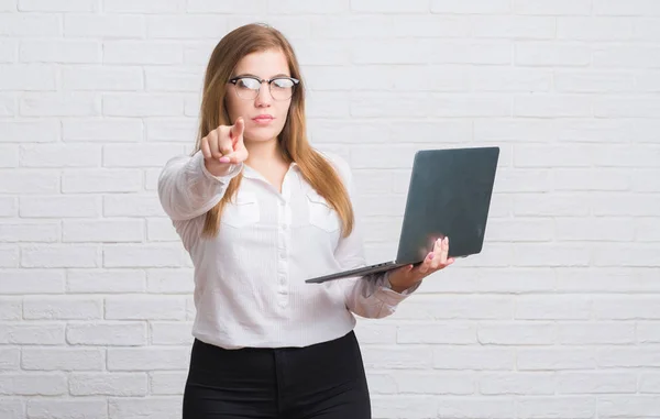 Unga Vuxna Affärskvinna Över Vit Tegelvägg Holding Dator Laptop Pekar — Stockfoto