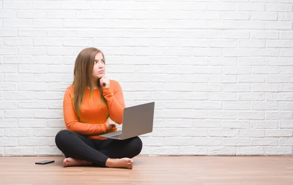 Junge Erwachsene Frau Sitzt Auf Dem Boden Über Weißen Ziegelstein — Stockfoto