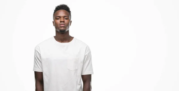 Jonge Afro Amerikaanse Man Dragen Witte Shirt Met Ernstige Uitdrukking — Stockfoto