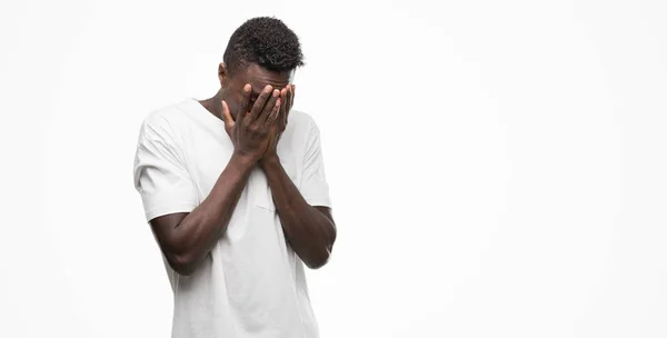 Jovem Afro Americano Vestindo Camiseta Branca Com Expressão Triste Cobrindo — Fotografia de Stock