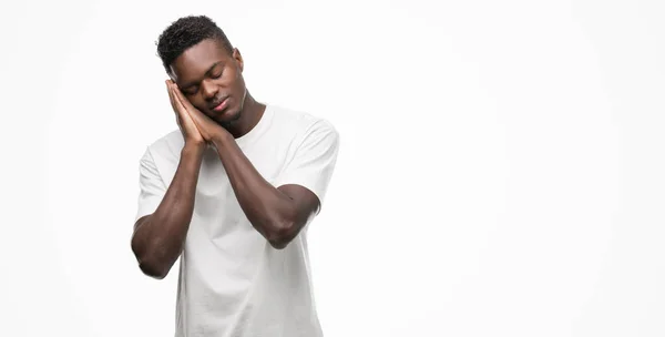 Joven Afroamericano Vistiendo Camiseta Blanca Durmiendo Cansado Soñando Posando Con — Foto de Stock