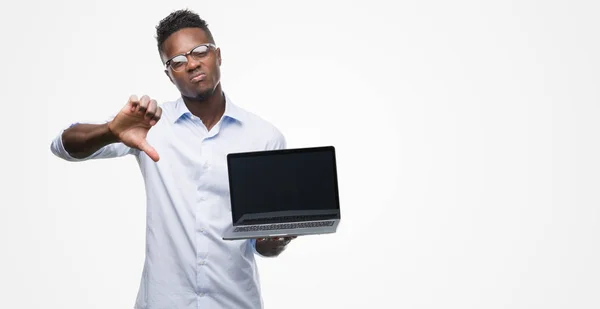 Joven Hombre Negocios Afroamericano Usando Computadora Portátil Con Cara Enojada —  Fotos de Stock