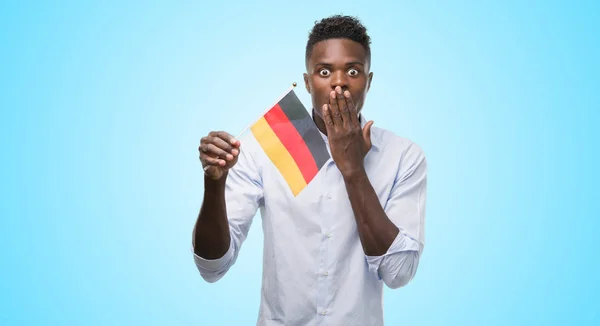 間違い 沈黙の中 秘密の概念で怖いの表現のための恥とショックを受けた手でドイツ国旗カバー口を保持若いアフリカ系アメリカ人 — ストック写真