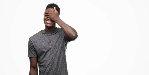 Joven Hombre Afroamericano Vistiendo Camiseta Gris Sonriendo Riendo Con Mano — Foto de Stock