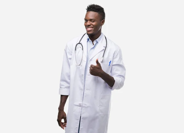笑顔の サイン 優秀な兆候を親指をやって幸せのドクター コートを着て若いアフリカ系アメリカ人 — ストック写真