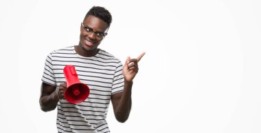 Megafon çok mutlu el ve parmak ile tarafına işaret tutan genç Afro-Amerikan adam