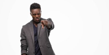 Kamera ve size, el işareti, pozitif ve kendinden emin bir jest ön parmak ile işaret bir ceket giyen genç Afro-Amerikan adam