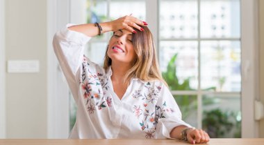 Genç kadın evde kafasına, utanç ve sürpriz yüz, öfkeli ve sinirli ile şok el ile vurguladı. Korku ve hata için üzgün.