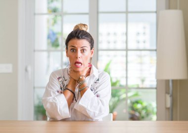 Genç kadın evde bağırarak ve çünkü boğmak acı kendi ellerimle öldürürüm. Sağlık sorunu. Yaralarından ve intihar kavramı.