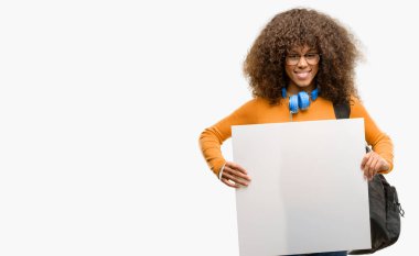 Tutan boş reklam banner, reklam, teklif veya duyuru, büyük kağıt billboard iyi poster Afro-Amerikan öğrenci kadın