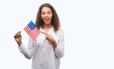 Estates Amerika bayrağı çok mutlu el ve parmak ile işaret tutan genç İspanyol kadın