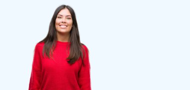 Genç güzel İspanyol yüzünde mutlu ve güzel bir gülümseme ile kırmızı kazak giyiyor. Şanslı kişi.