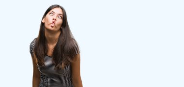 Genç güzel İspanyol kadın yapma balık yüz dudaklı, çılgın ve komik bir jest. Komik ifade.