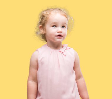 Güzel sarışın yürümeye başlayan çocuk el hareketi