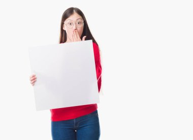 Hata, ifade korku, sessizlik içinde gizli kavramı korkuyor için boş afiş kapak ağız utanç ile şok eliyle tutarak izole arka plan üzerinde Genç Çinli kadın