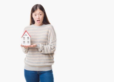 Korkuyor ve korku ifadesi ile heyecanlı genç şok bir sürpriz ile gerçek durum Aracısı kadın ev tutan izole arka plan yüzünden korkuttu Çin yüz