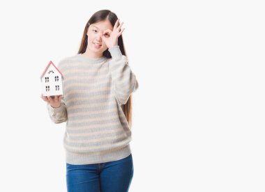 Genç gerçek durum Aracısı kadın mutlu yüz el parmaklarının arasından seyir göz üzerinde ok işaretiyle yapıyor gülümseyen ile ev holding arka plan izole Çin