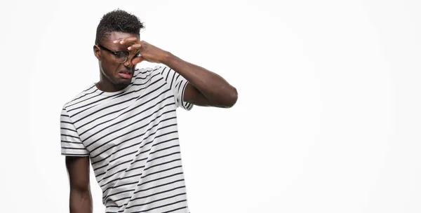 Joven Afroamericano Con Gafas Camiseta Azul Marino Oliendo Algo Apestoso — Foto de Stock