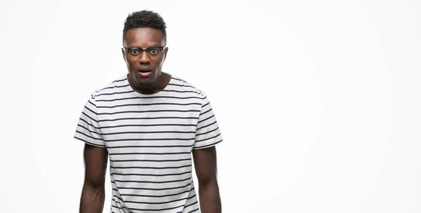 Afro Amerikai Fiatalember Visel Szemüveget Sötétkék Póló Félek Megdöbbentem Kifejezés — Stock Fotó