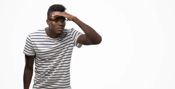 Afro Amerikai Fiatalember Visel Szemüveget Sötétkék Póló Nagyon Boldog Mosolyog — Stock Fotó