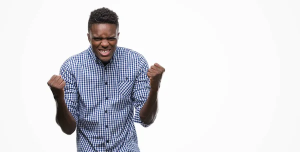 Jonge Afro Amerikaanse Man Dragen Blauwe Shirt Vieren Verrast Verbaasd — Stockfoto