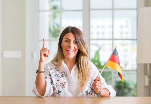 Молодая Женщина Дома Флагом Германии Удивлена Идеей Вопросом Указывая Пальцем — стоковое фото