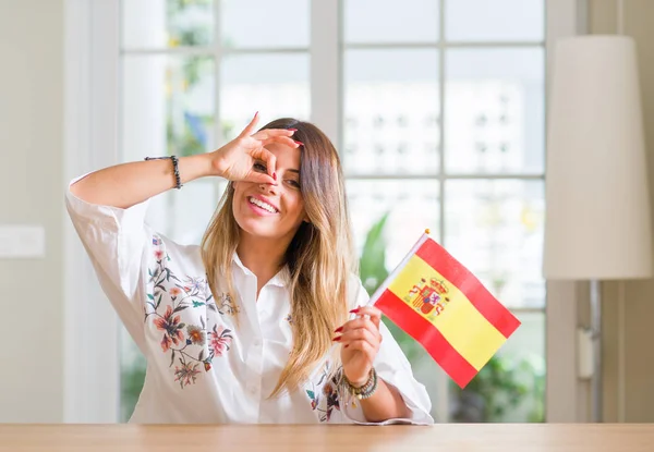 Mujer Joven Casa Sosteniendo Bandera España Con Cara Feliz Sonriendo —  Fotos de Stock